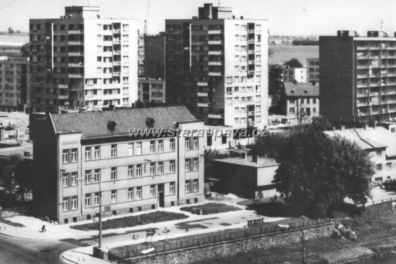 kolofikogvo (14).jpg - Počátek Kolofíkova nábřeží a v pozadí paneláky na Holasické ulici. Fotografie z počátku 70.let 20.století.